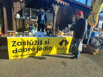 Trh na ceste s kopcom lokálnych farmárov a remeselníkov.